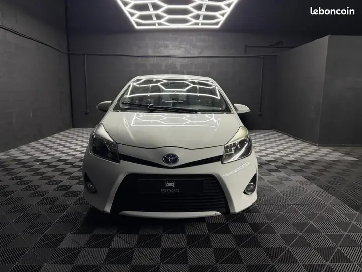 Toyota Yaris 2014 photo 2