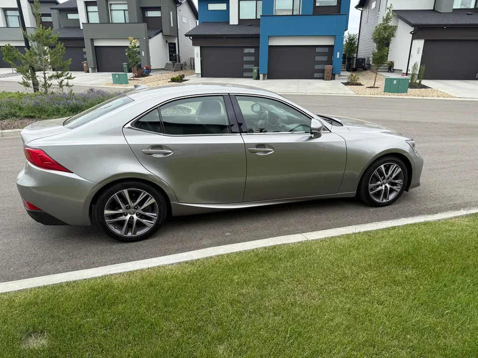 Lexus Is 300 2018 photo 4