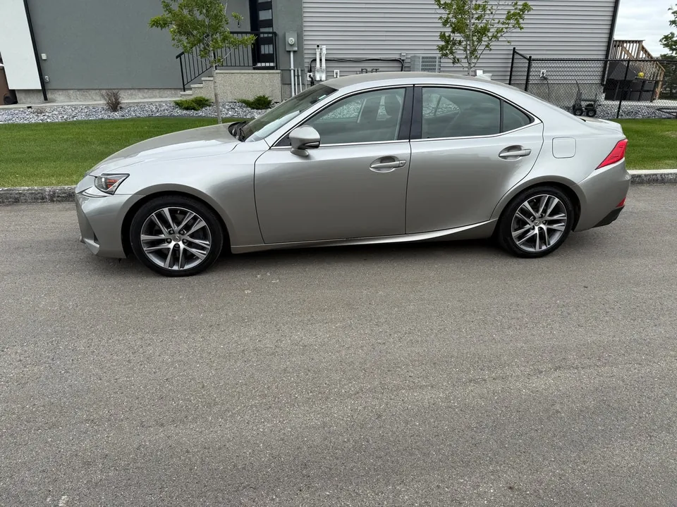 Lexus Is 300 2018 photo 2