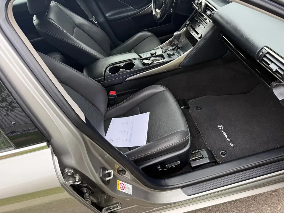 Lexus Is 300 2018 photo 5