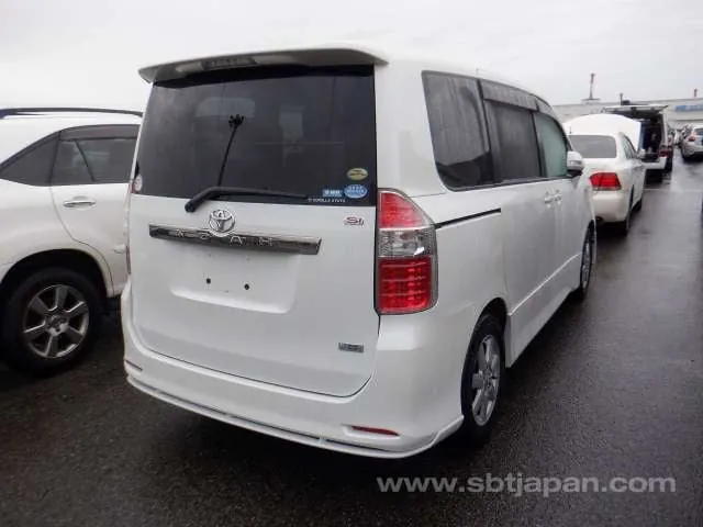 Toyota Noah 2007 photo 4