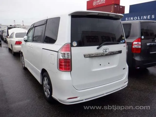 Toyota Noah 2007 photo 3