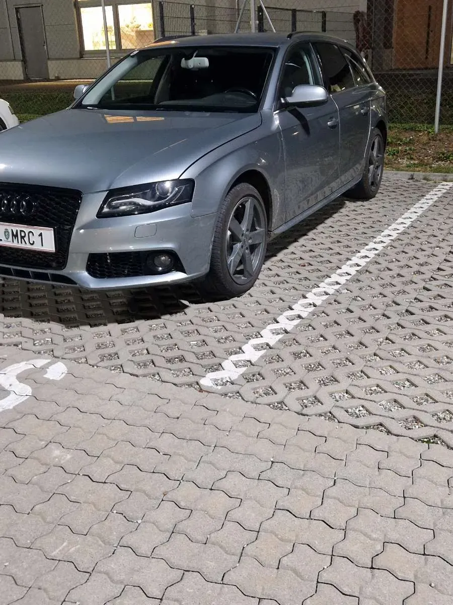 Audi A4 2011 photo 2