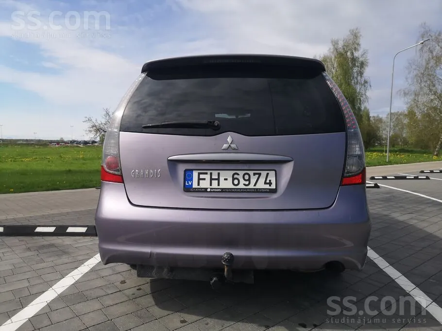 Mitsubishi Grandis 2005 photo 2