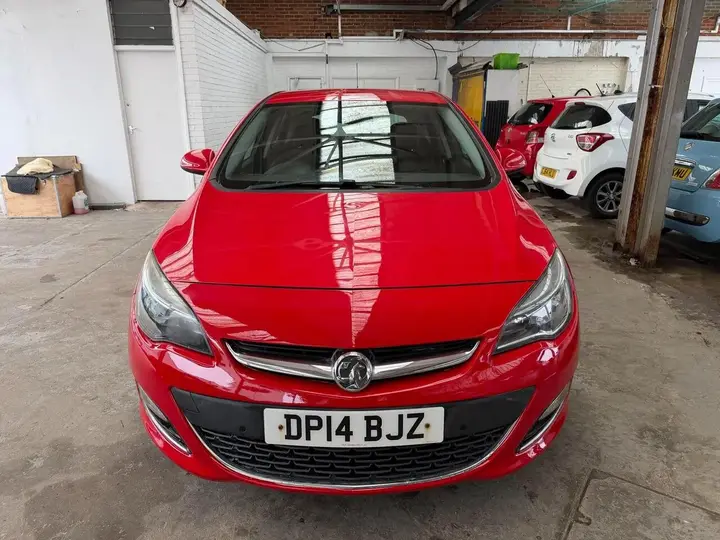 Vauxhall Astra 2014 photo 2