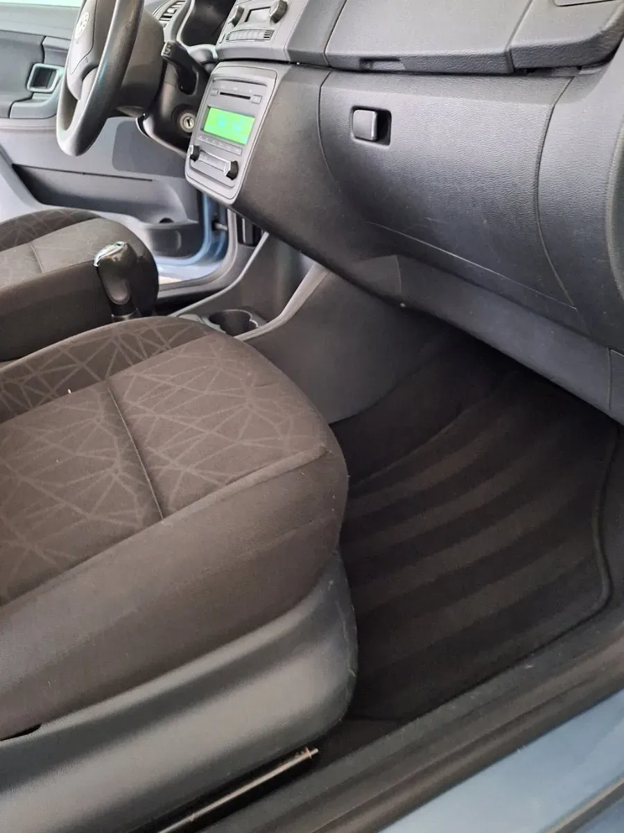 Skoda Fabia 2011 photo 3