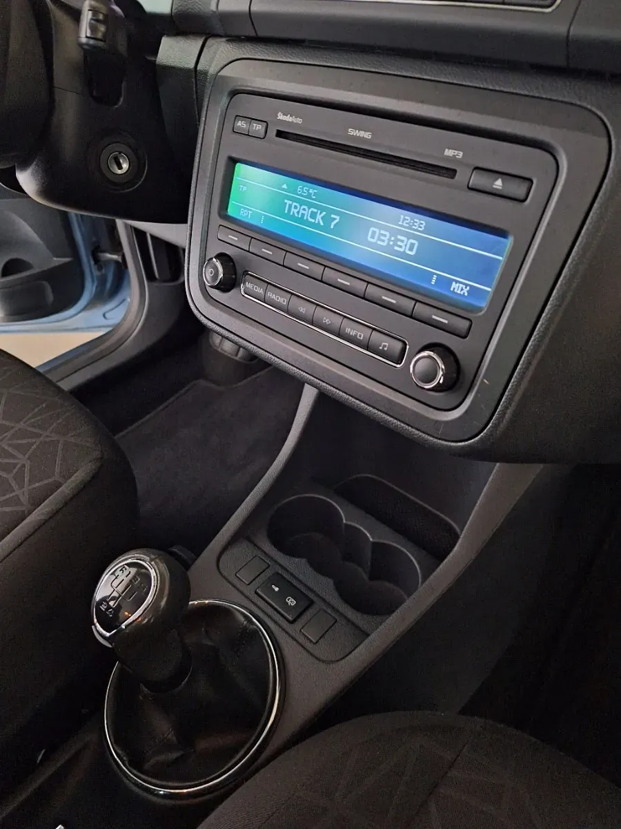 Skoda Fabia 2011 photo 2