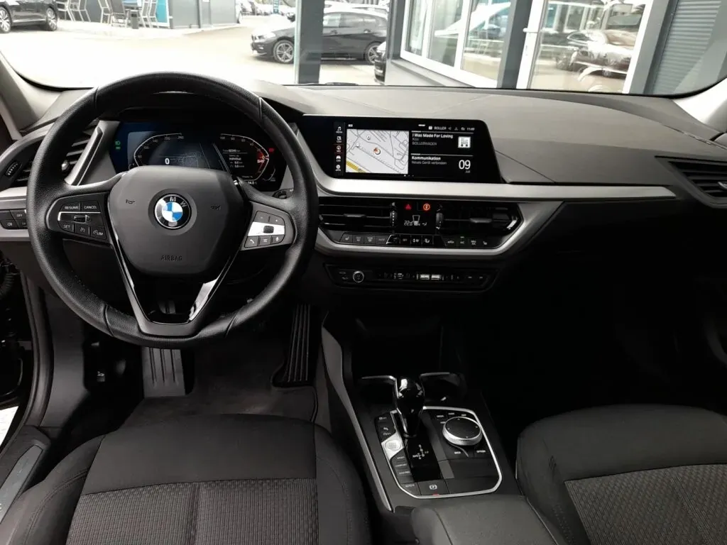 BMW 1 Series 2023 photo 3