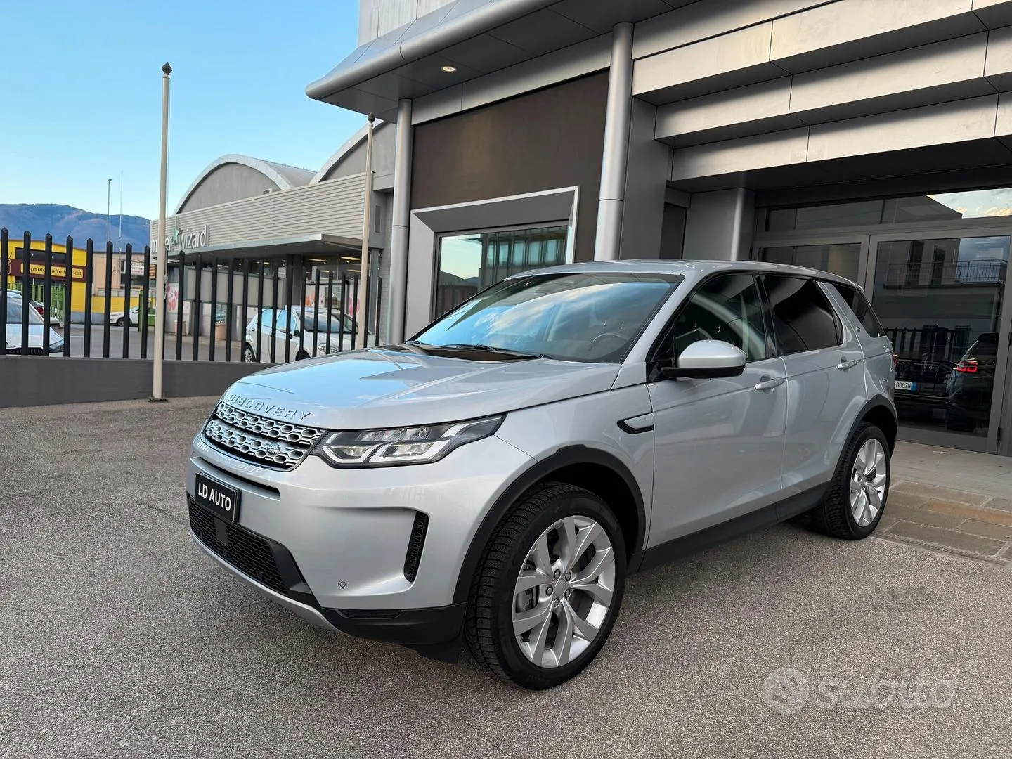 Land Rover Discovery Sport 2022 photo 2