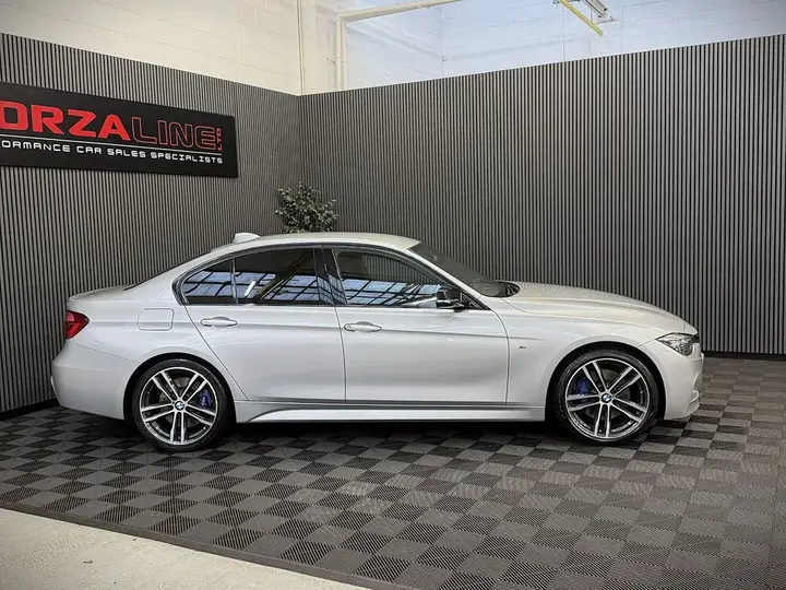 BMW 3 Series 2019 photo 2