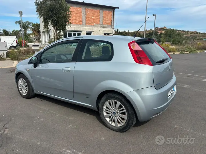 Fiat Grande Punto 2006 photo 2
