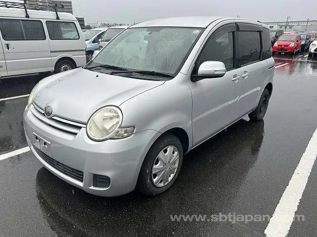 Toyota Sienta 2010 photo 2