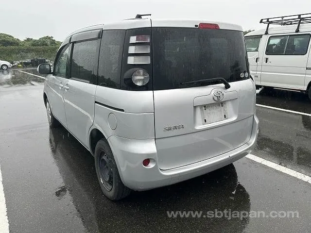 Toyota Sienta 2010 photo 3