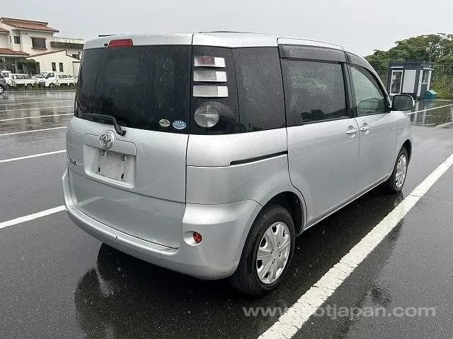 Toyota Sienta 2010 photo 4