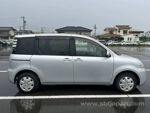 Toyota Sienta 2010 photo 5