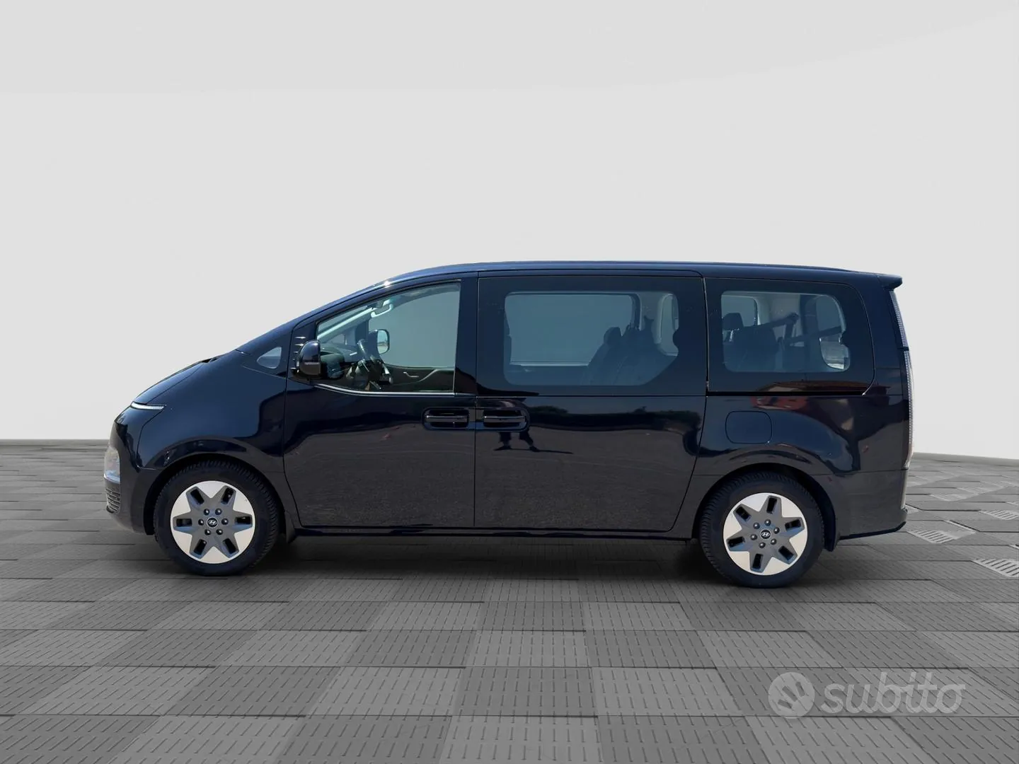Hyundai Staria 2024 photo 2