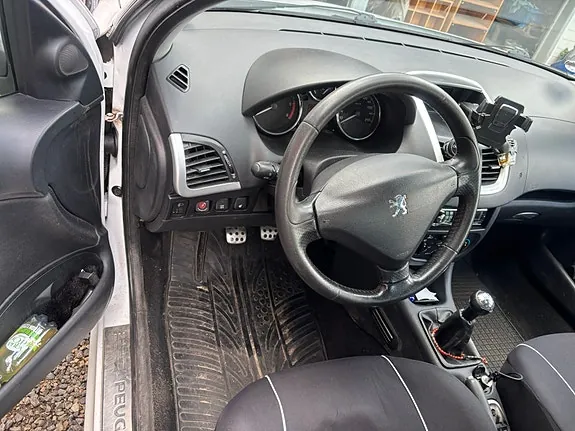 Peugeot 206 2012 photo 3