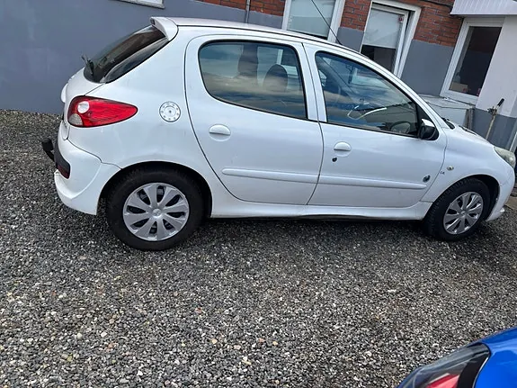 Peugeot 206 2012 photo 4