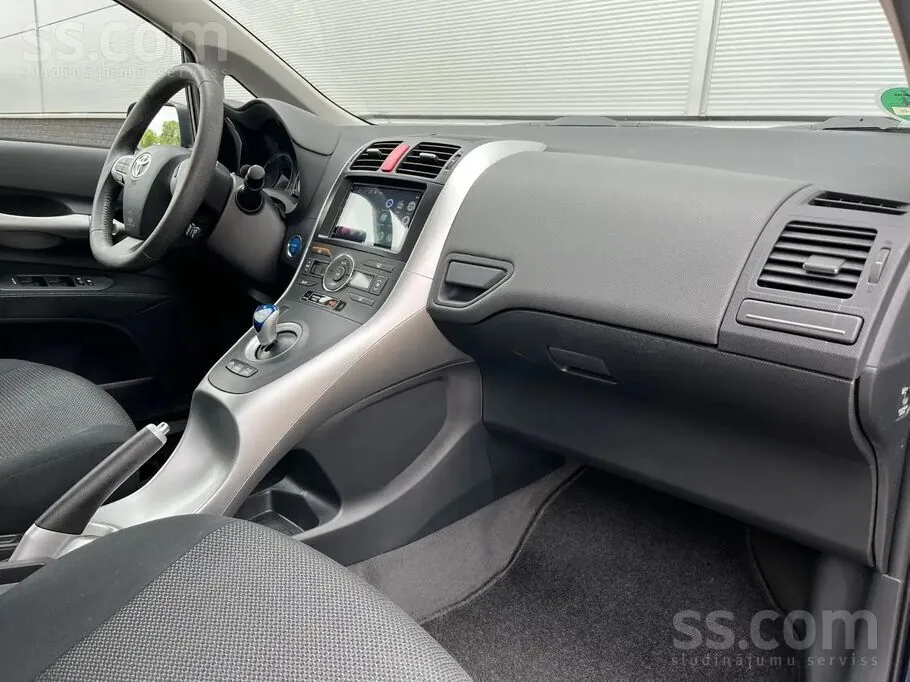 Toyota Auris 2011 photo 5