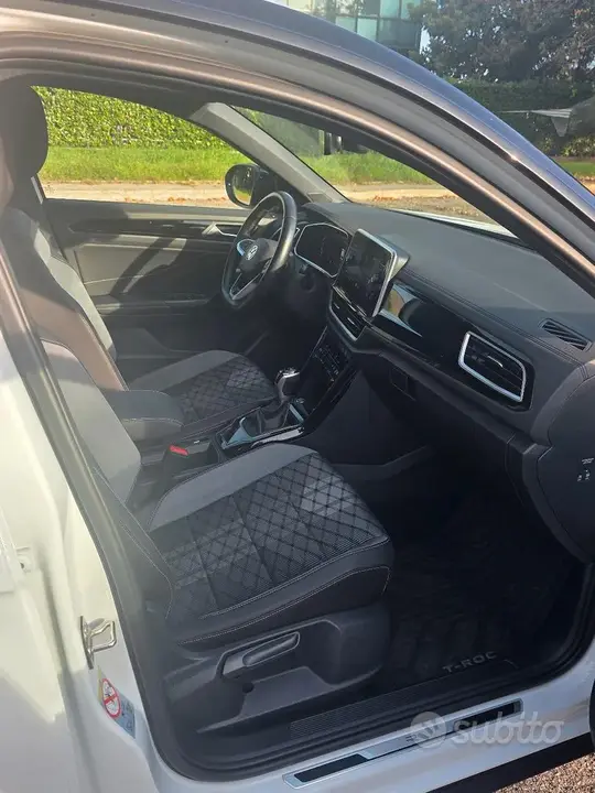 Volkswagen T-Roc 2024 photo 2