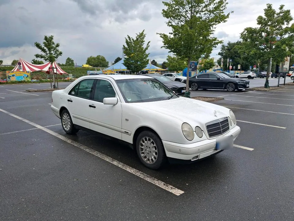 Mercedes-Benz W210