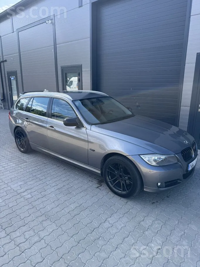 BMW 318 2011 photo 2