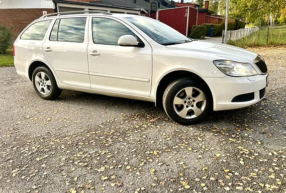 Skoda Octavia 2011 photo 2