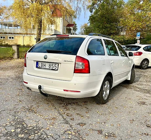 Skoda Octavia 2011 photo 3