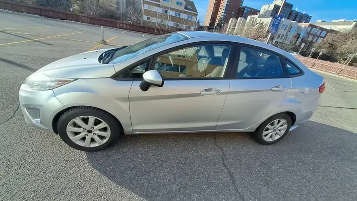 Ford Fiesta 2012 photo 2