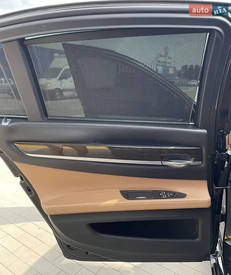 BMW 7 Series 2011 photo 5
