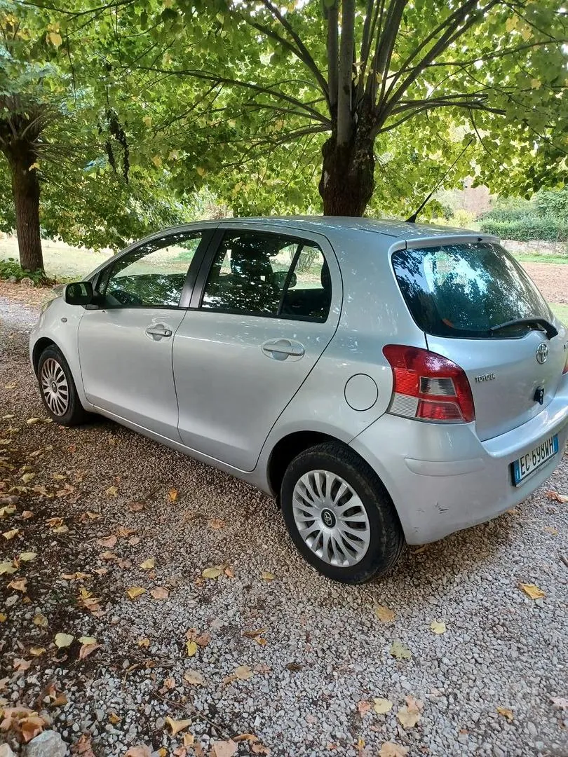 Toyota Yaris 2010 photo 2