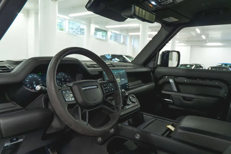 Land Rover Defender 2023 photo 2