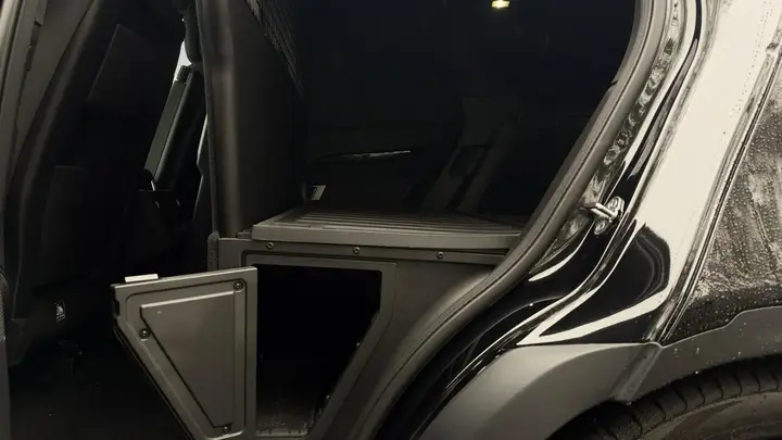 Land Rover Discovery 2025 photo 4