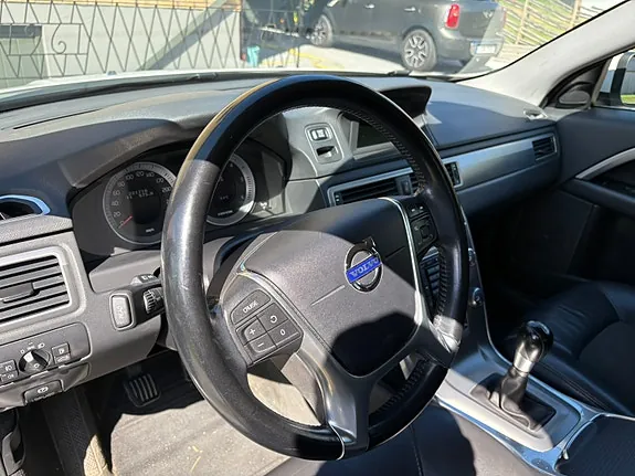 Volvo V70 2012 photo 2