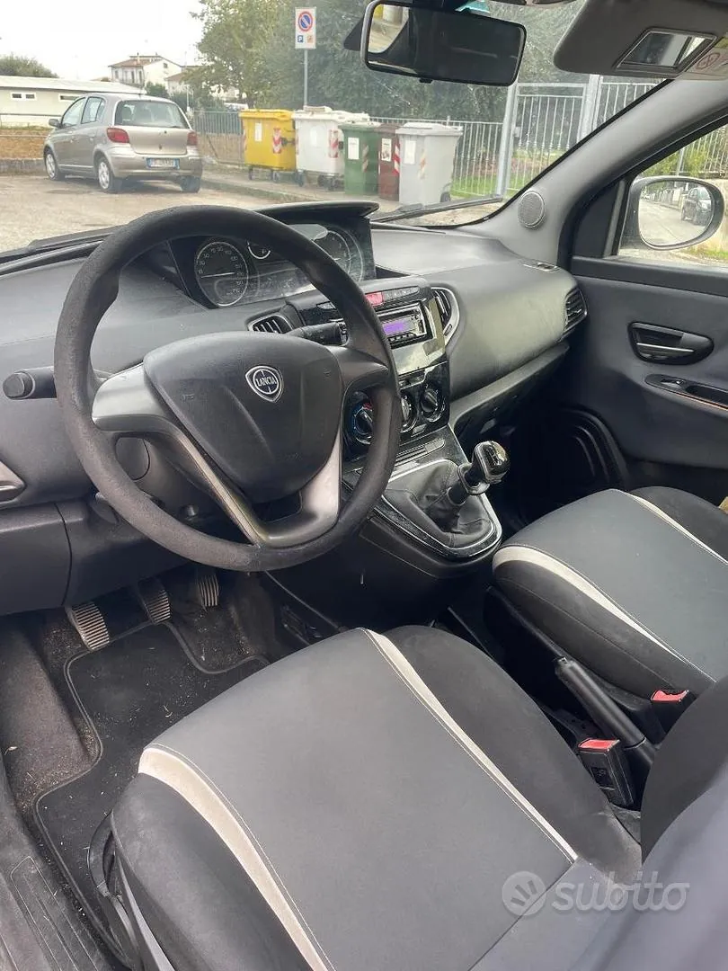 Lancia Ypsilon 2015 photo 2
