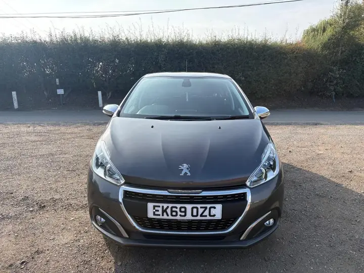 Peugeot 208 2019 photo 3