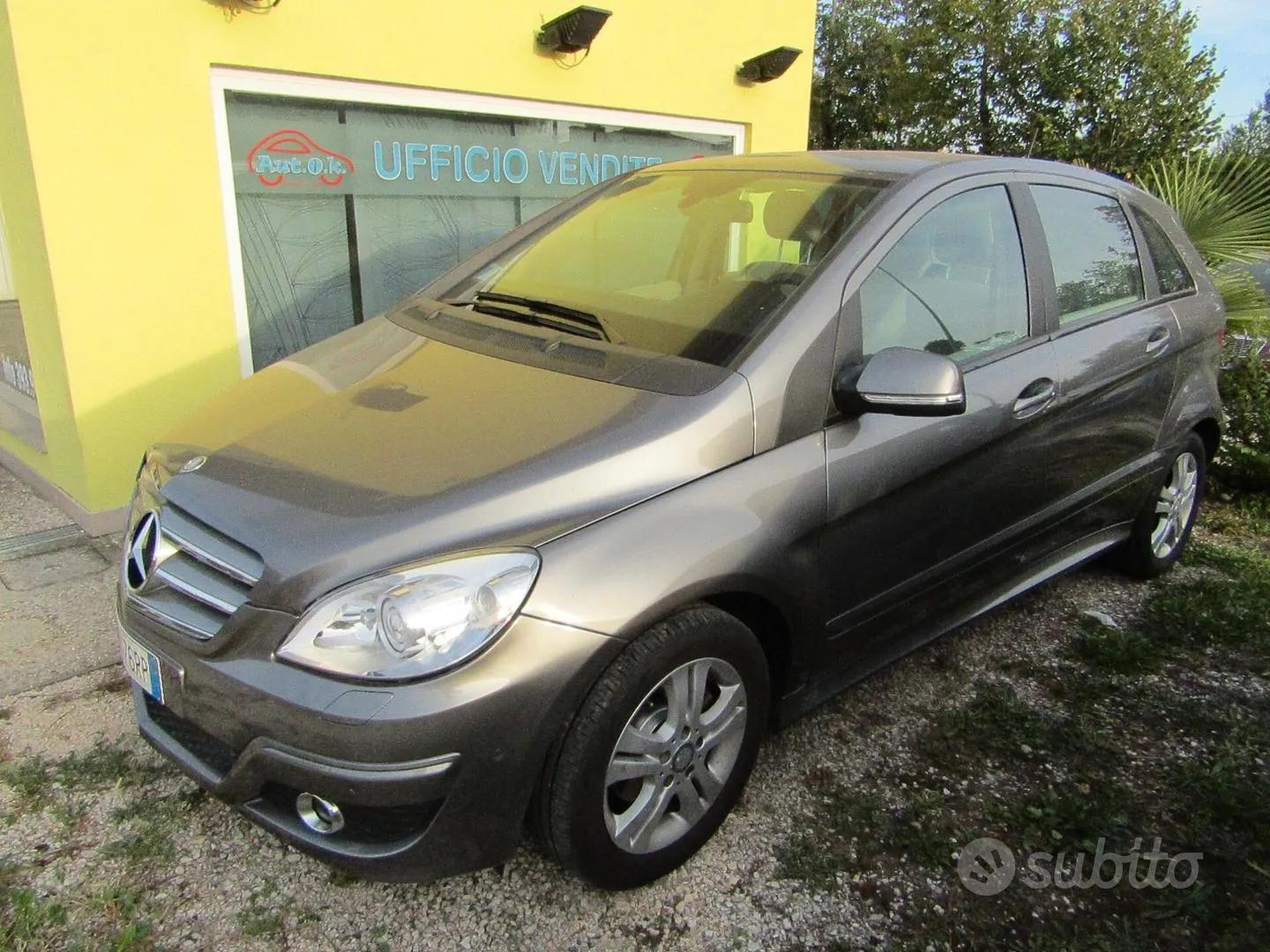 Mercedes-Benz B 180 2010 photo 2