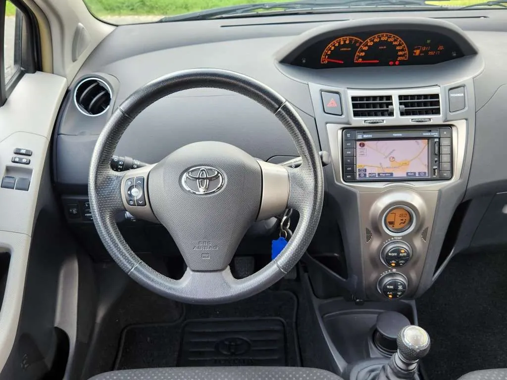 Toyota Yaris 2011 photo 4