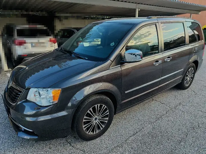 Lancia Voyager 2014 photo 2