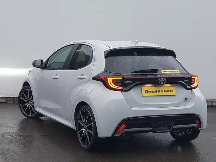 Toyota Yaris 2023 photo 2