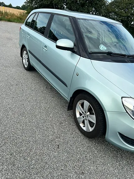 Skoda Fabia 2010 photo 2