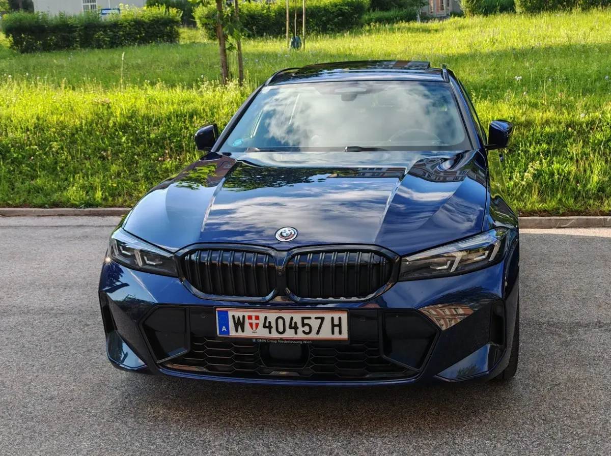 BMW 3 Series 2023 photo 2