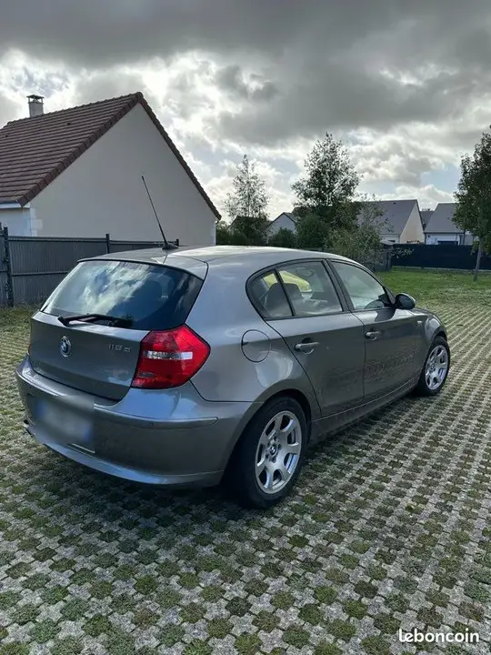BMW 1 Series 2009 photo 2