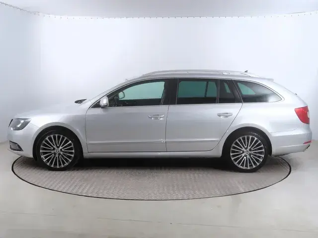 Skoda Superb Combi 2015 photo 2
