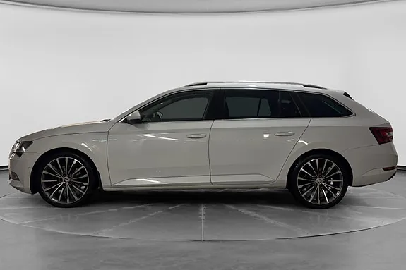 Skoda Superb 2019 photo 2
