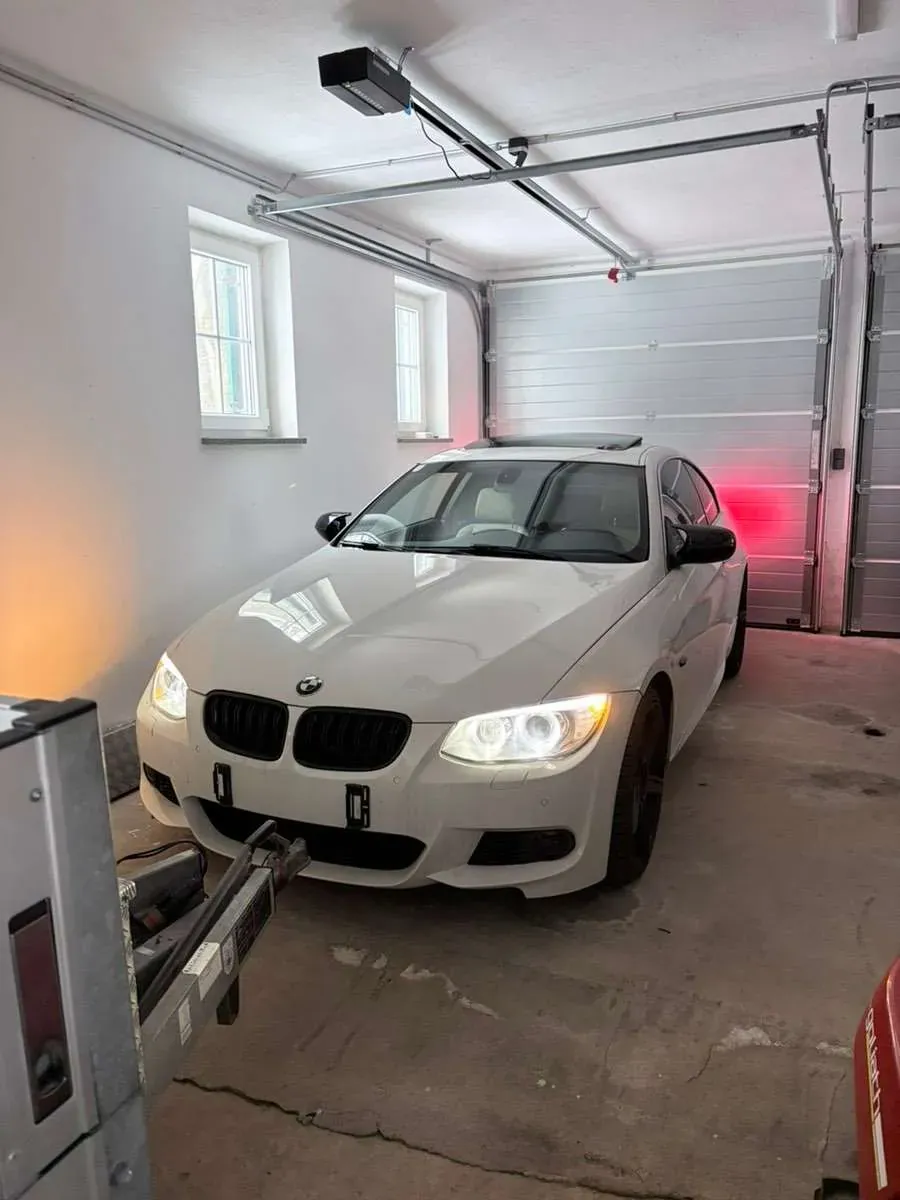 BMW 3 Series 2011 photo 2