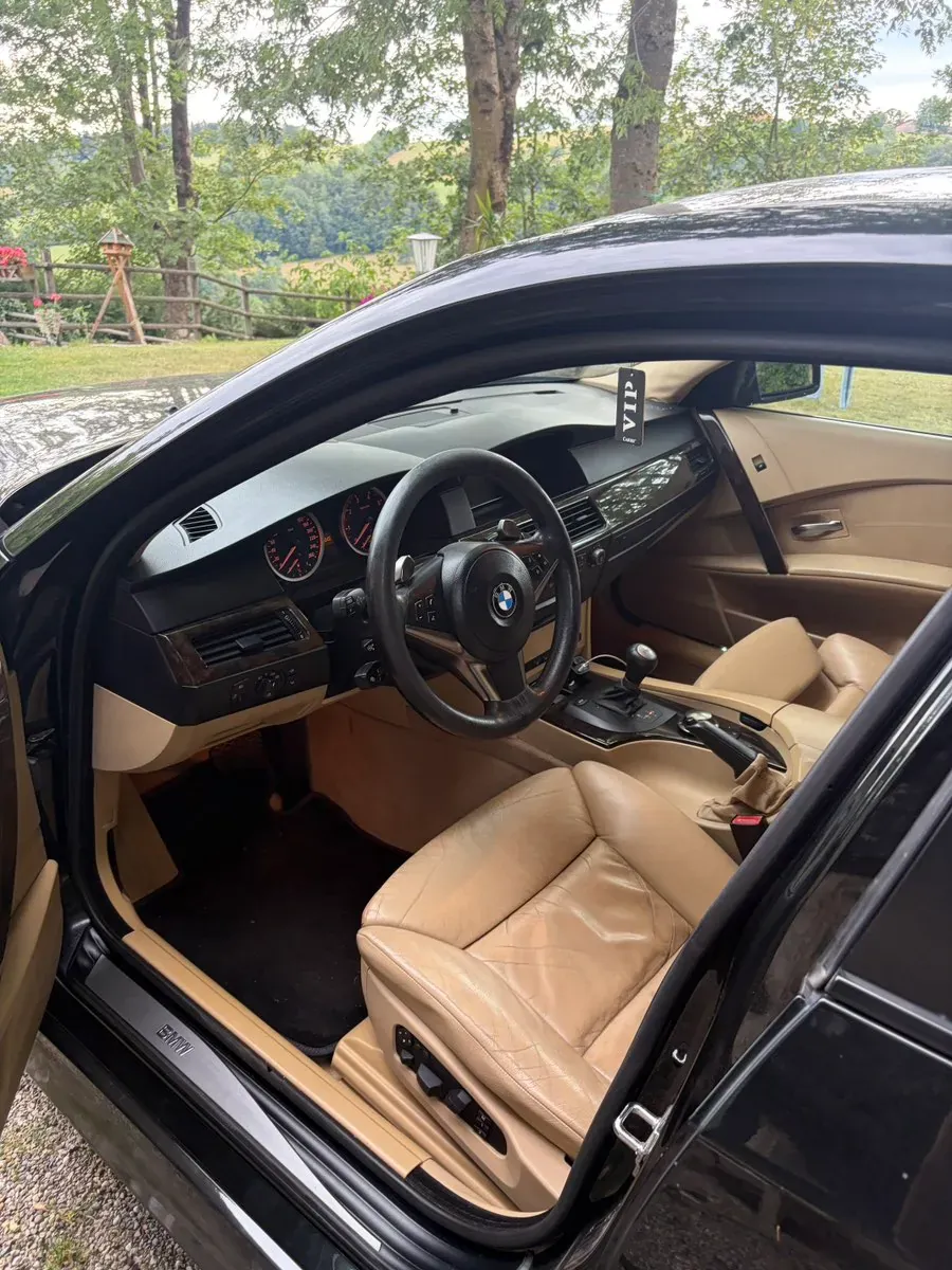 BMW 5 Series 2004 photo 2