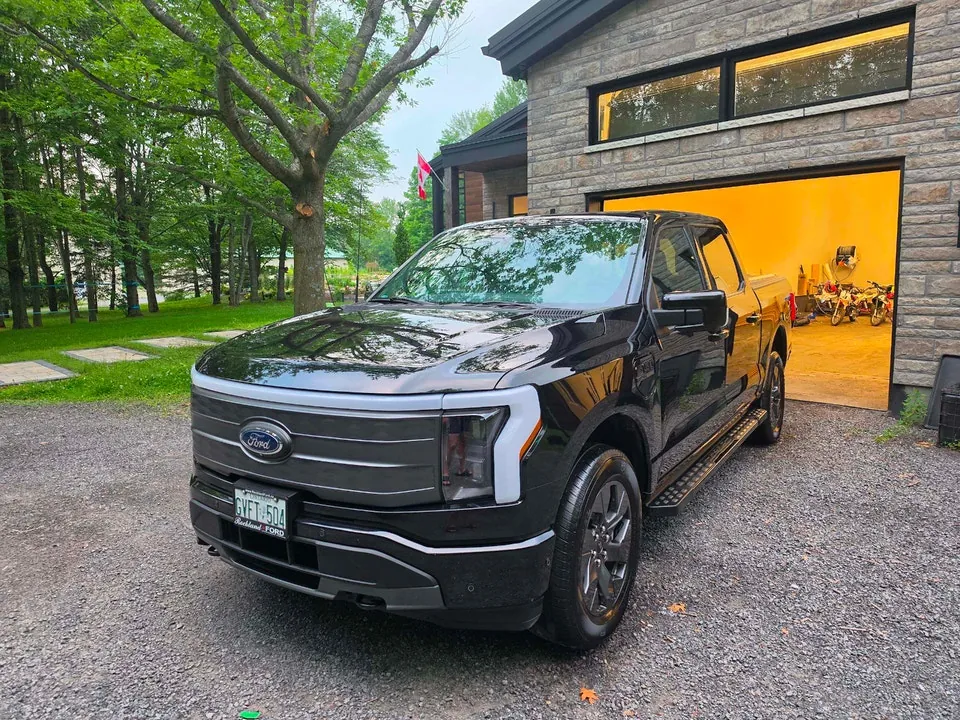 Ford F-150 Lightning 2023 photo 2