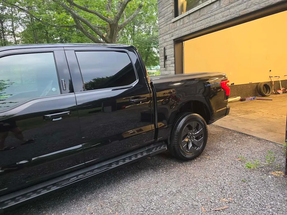 Ford F-150 Lightning 2023 photo 3