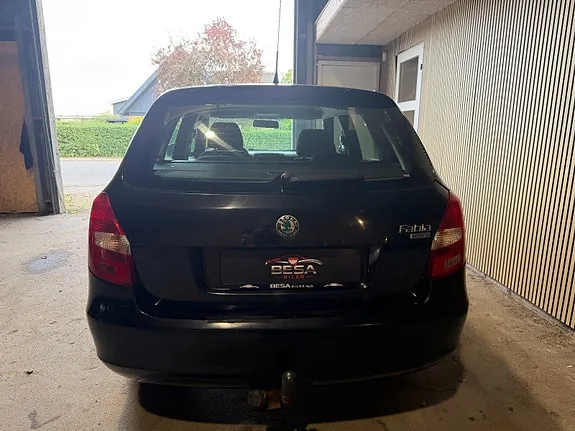 Skoda Fabia 2011 photo 3